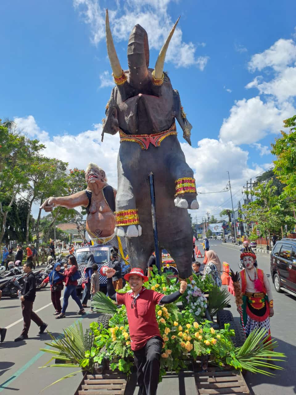 Karnaval  HUT RI ke 79, SMP N 4 Purworejo Tampil Memukau Dengan Gajah dan Kapal Pinisi