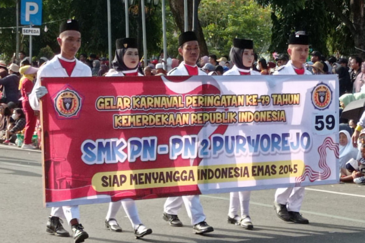 Drumband Bahana Swara Pembaharuan dan Pinasthika Nitiswara SMK PN-PN 2 Memukau Penonton di Karnaval HUT RI ke-79