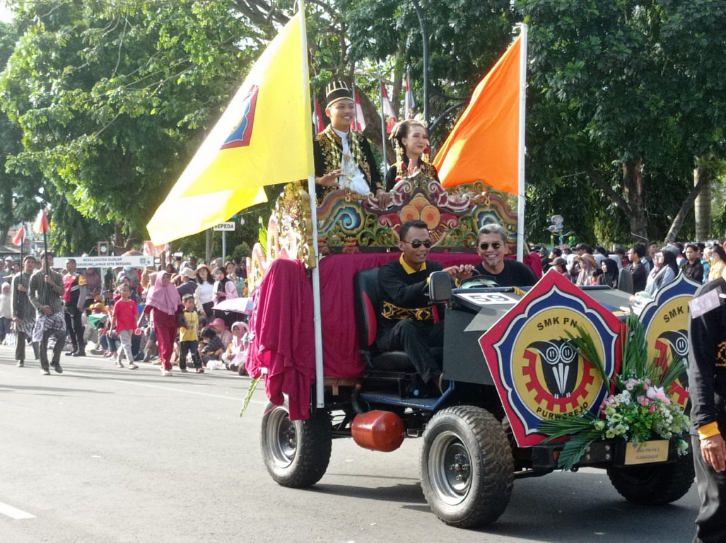 Drumband Bahana Swara Pembaharuan dan Pinasthika Nitiswara SMK PN-PN 2 Memukau Penonton di Karnaval HUT RI ke-79