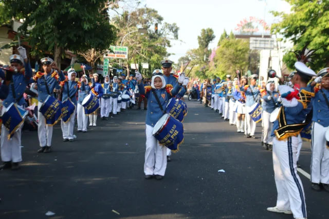 Drumband Bahana Swara Pembaharuan dan Pinasthika Nitiswara SMK PN-PN 2 Memukau Penonton di Karnaval HUT RI ke-79